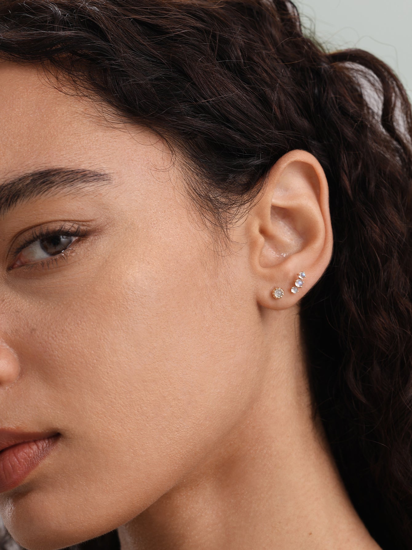 Mondstein-Ohrstecker aus 14-karätigem Gold mit flacher Rückseite