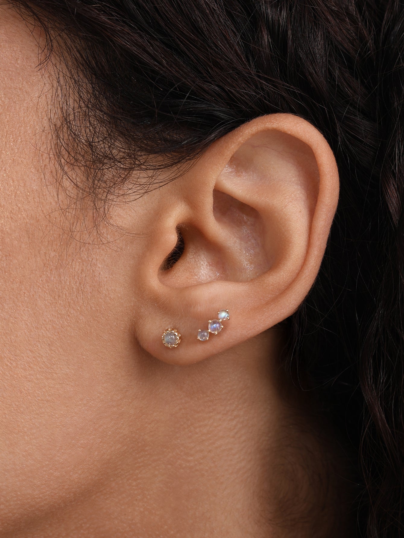 Mondstein-Ohrstecker aus 14-karätigem Gold mit flacher Rückseite