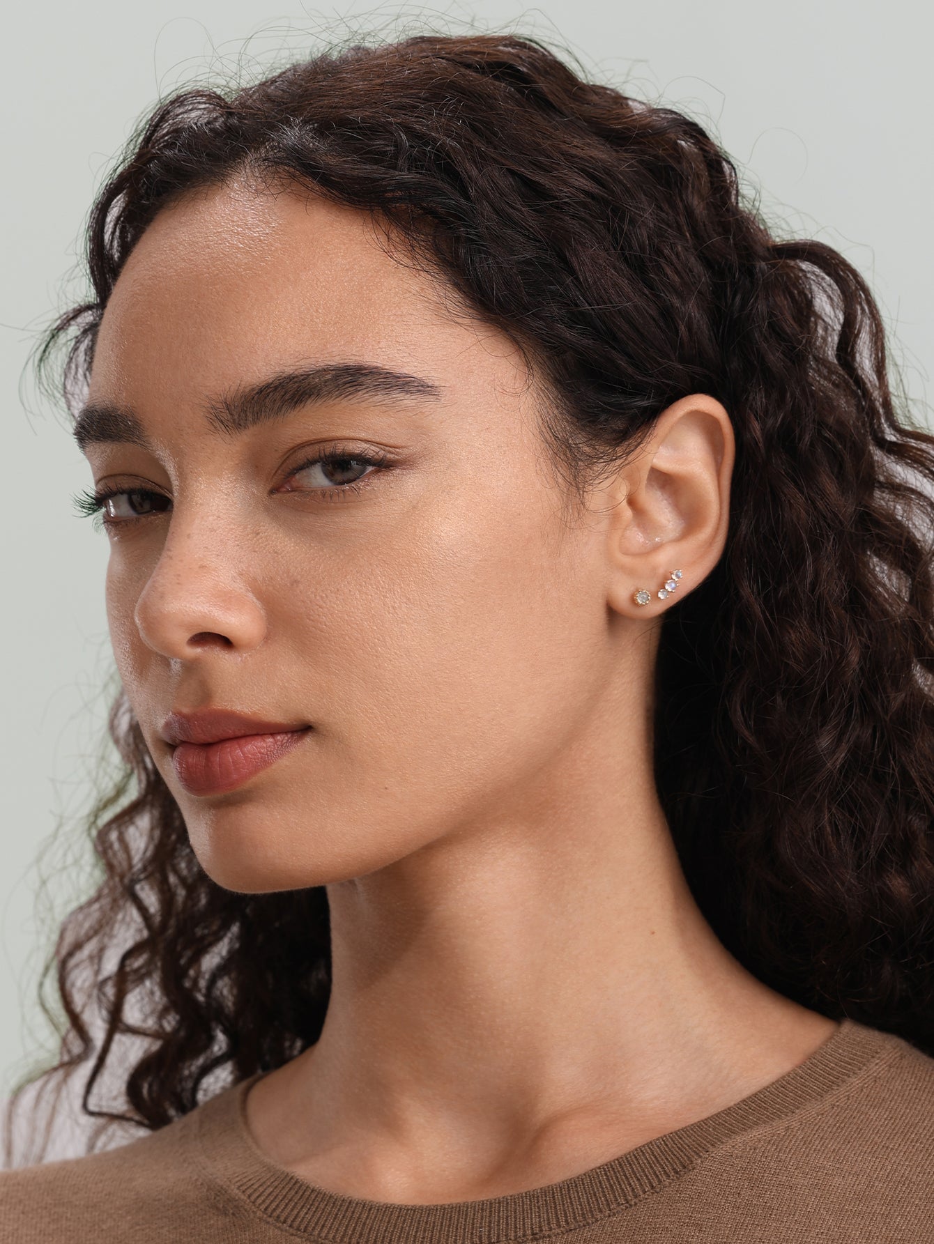 Mondstein-Ohrstecker aus 14-karätigem Gold mit flacher Rückseite