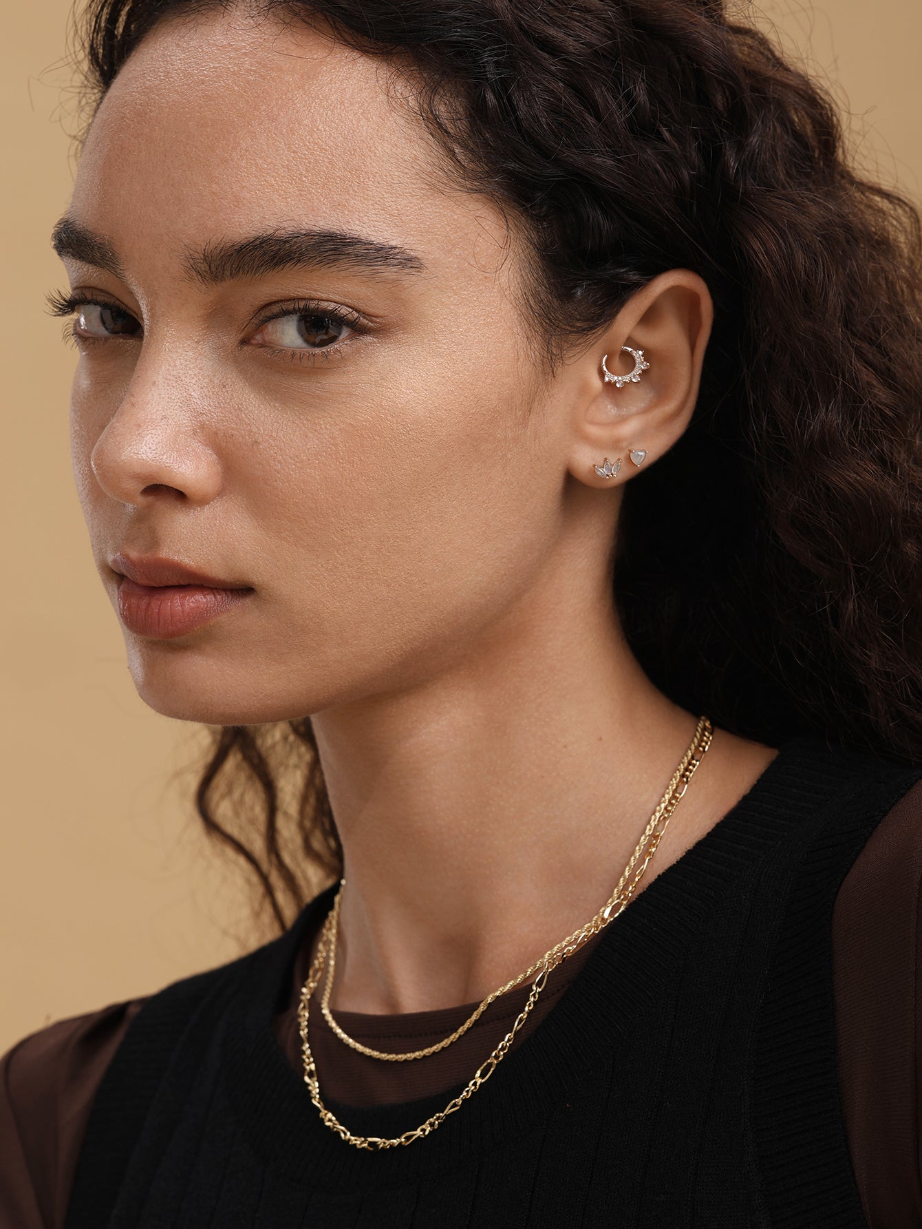 Ohrstecker aus 14-karätigem Massivgold mit Mikro-Marquise-Mondstein und flacher Rückseite