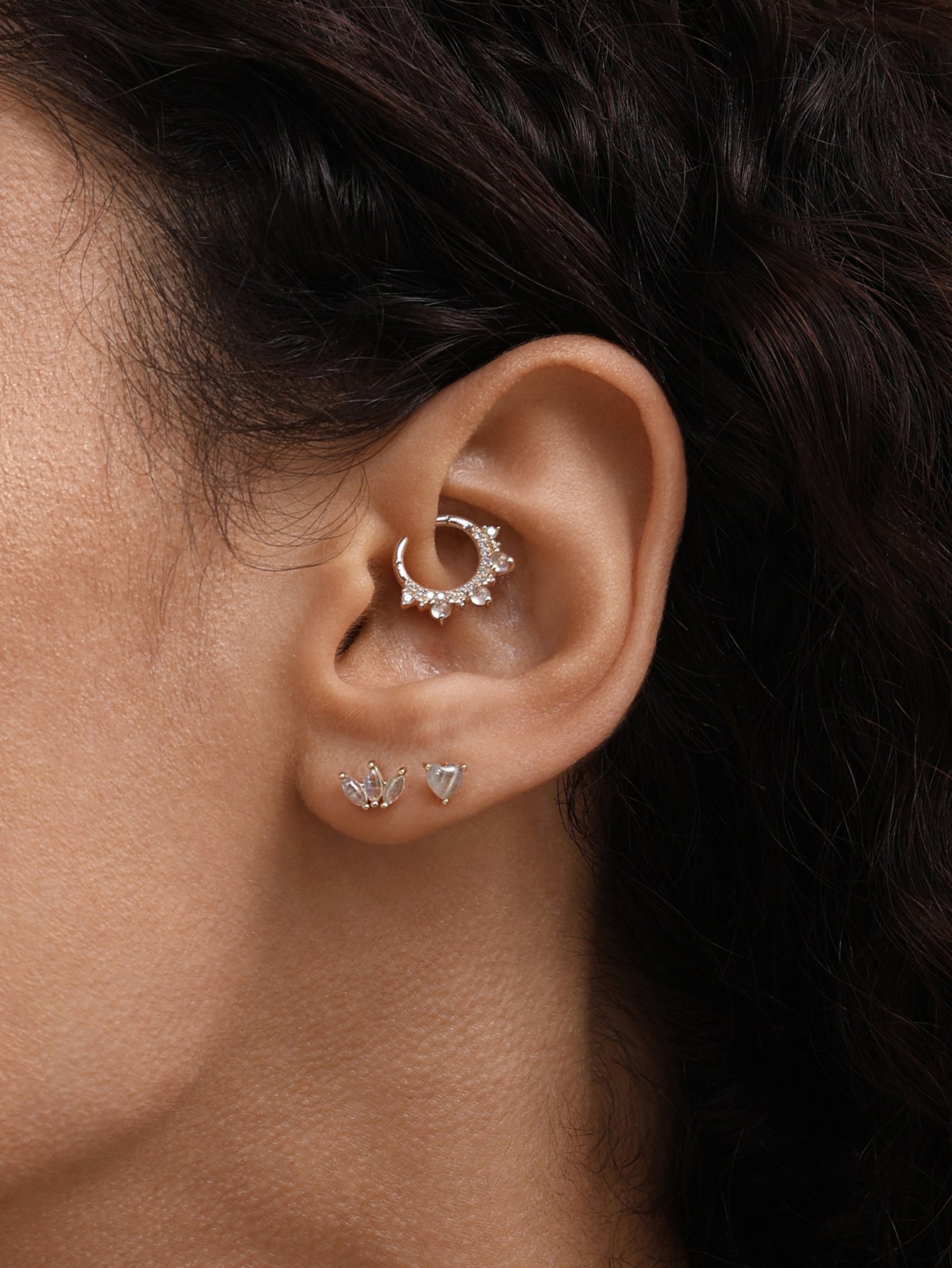 Ohrstecker aus 14-karätigem Massivgold mit Mondstein und flacher Rückseite