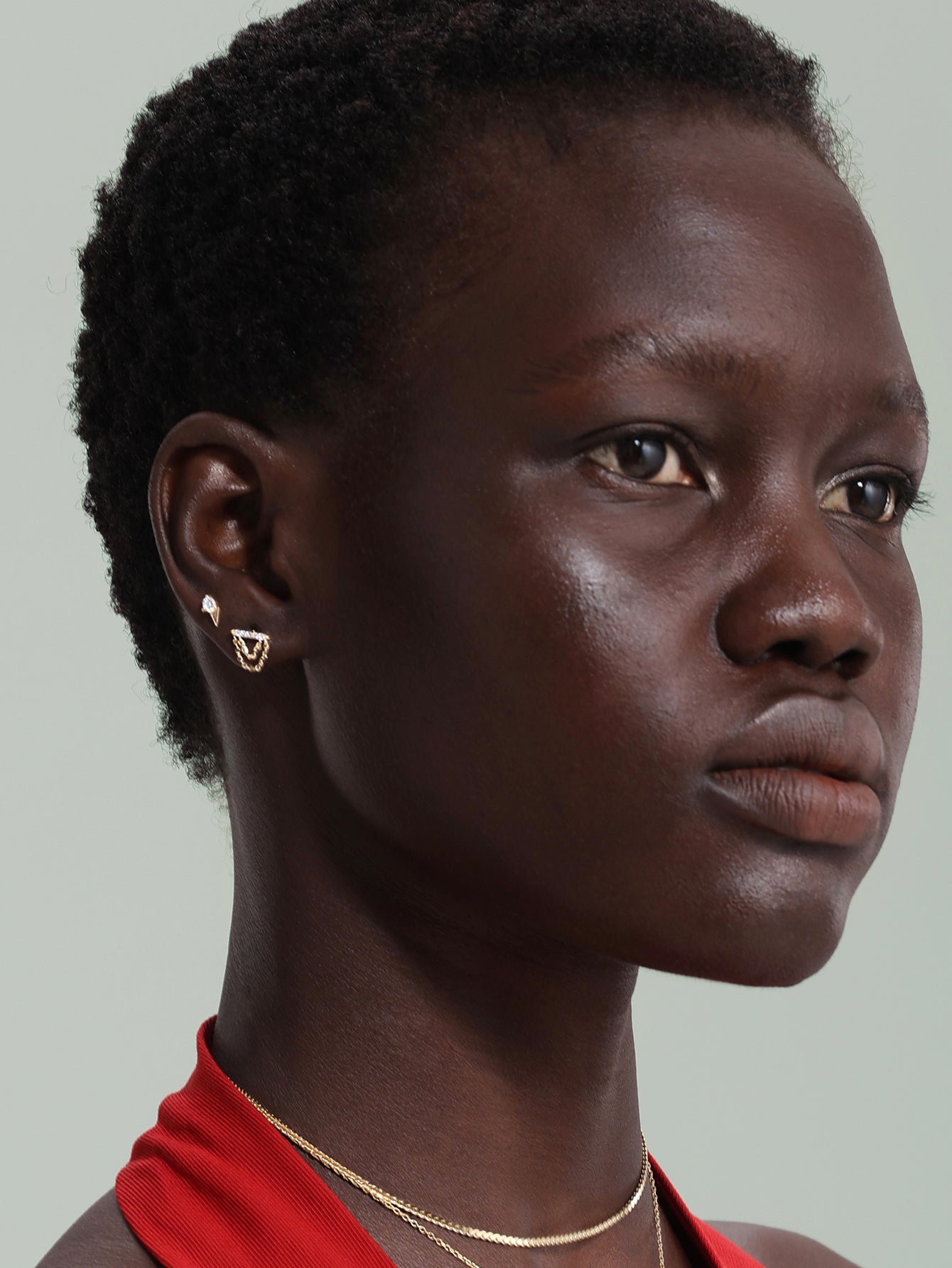 Goujon géométrique à dos plat géométrique à pompon prisme en or massif 14 carats