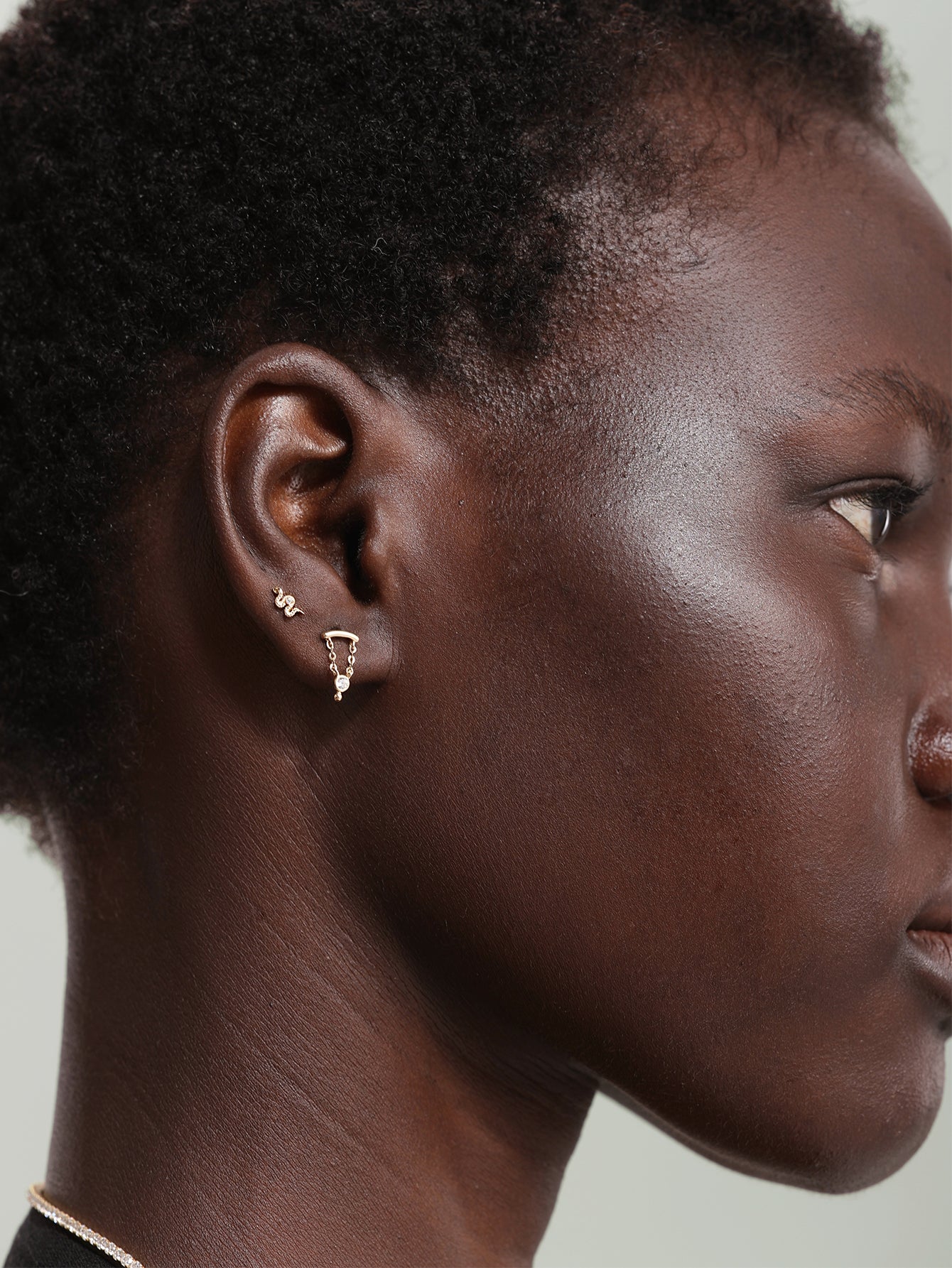 Piercing para oreja con circonita en forma de serpiente de oro macizo de 14 quilates