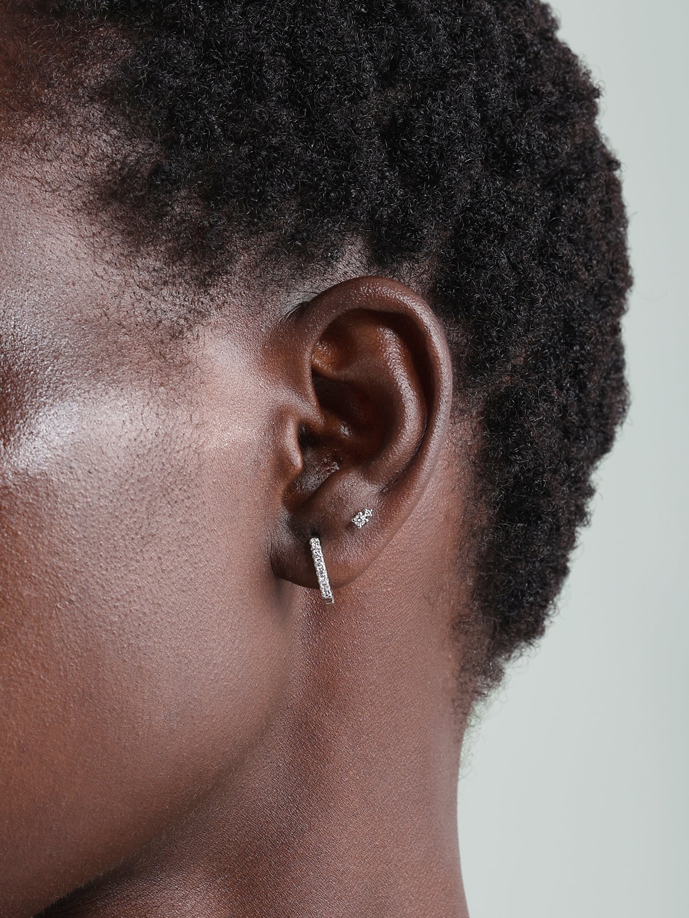 Piercing de oreja de circonio empalmado de oro macizo de 14 quilates