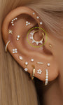 14K massief gouden oorring met 5 peergeslepen AAAAA zirkoniastenen in klauwzetting, 8 mm binnendiameter, 18G. Gedragen op het oor.