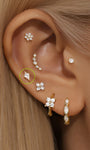 Arete para labio de oro macizo de 14 quilates con circonita cúbica AAAAA de talla rombo en una oreja. Parte trasera plana con rosca interna.